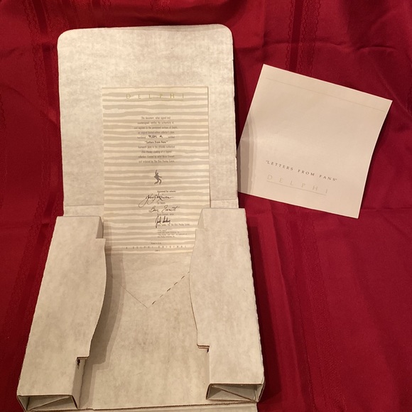 Elvis Presley: Looking at a Legend Delphi Collector Plate - 8 1/2” - Picture 6 of 7